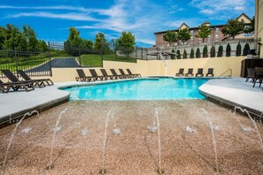 Piscina interna, piscina externa, espreguiçadeiras