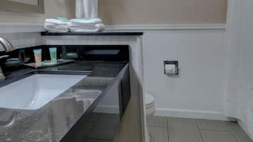 Quarto standard, 2 camas de casal | Banheiro | Chuveiro/banheira combinados, produtos de toalete grátis