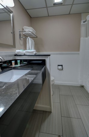 Standard Room, 2 Double Beds | Bathroom | Combined shower/tub, free toiletries, hair dryer, towels - Anchorage Inns And Suites (Portsmouth)