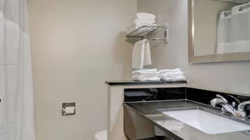 Quarto standard, 1 cama King | Banheiro | Chuveiro/banheira combinados, produtos de toalete grátis