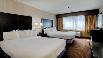 Quarto standard, 2 camas de casal | Escrivaninha, cortinas blackout, ferros/tábuas de passar roupa