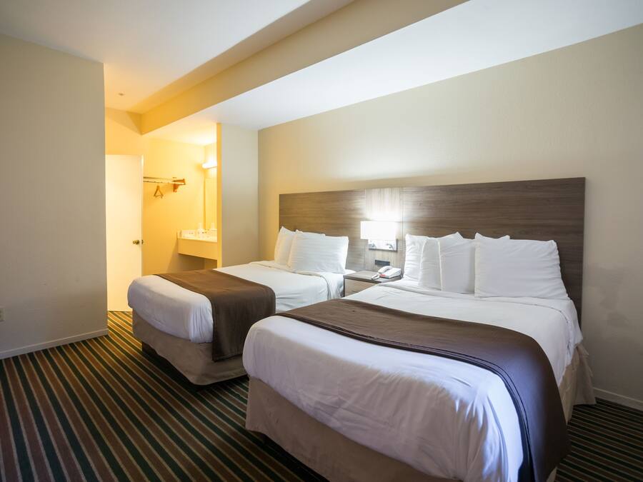 Kamer met 2 tweepersoonsbedden | Individueel gemeubileerd, een bureau, een strijkplank/strijkijzer