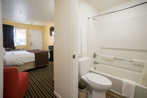 Chambre de base, 1 lit double | Salle de bain | Ensemble baignoire-douche, articles de toilette (gratuits)