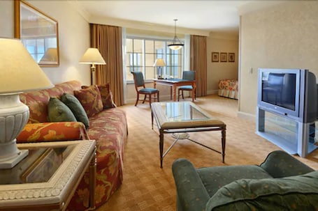 Deluxe-Zimmer, 1 King-Bett, Buchtblick | Wohnzimmer | 32-Zoll-Smart-TV mit Kabelempfang, Fernseher. Bay Landing San Francisco Airport Hotel