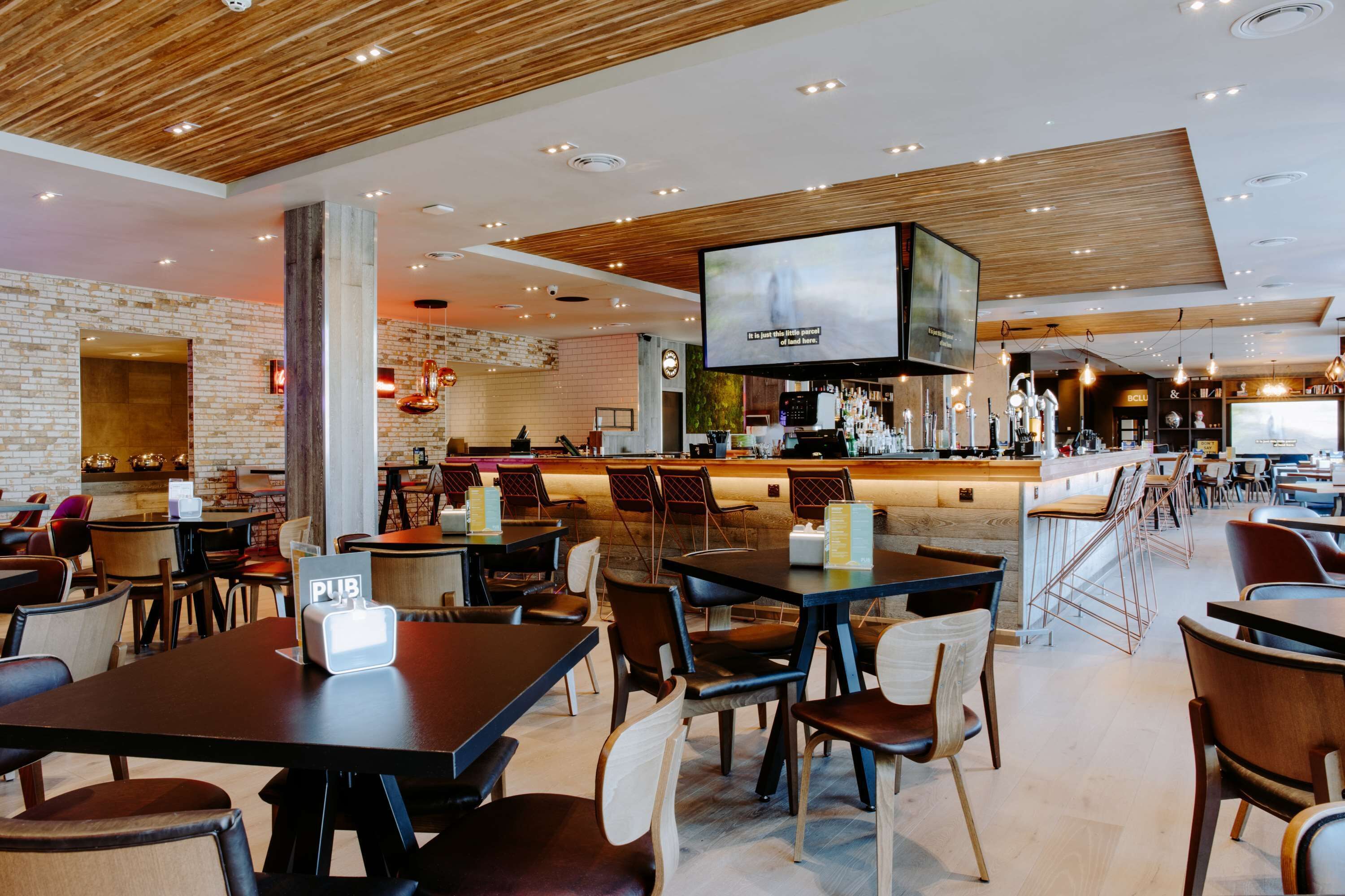 Phục vụ bữa sáng, bữa trưa, bữa tối, món ăn mang phong cách quốc tế 