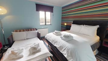 Familienzimmer, 1 Doppelbett und Schlafsofa | Schreibtisch, laptopgeeigneter Arbeitsplatz, VerdunkelungsvorhÀnge