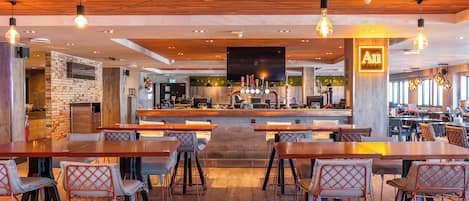 Se sirven desayunos, almuerzos y cenas; cocina internacional