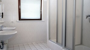 Economy-værelse med 2 enkeltsenge - fælles badeværelse - i anneksbygning | Badeværelse | Håndklæder, Sæbe, Shampoo, Toiletpapir