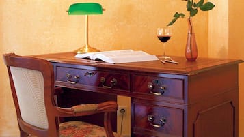 Desk, laptop workspace, soundproofing, free WiFi