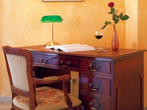 Escritorio, espacio para trabajar con laptop y insonorización