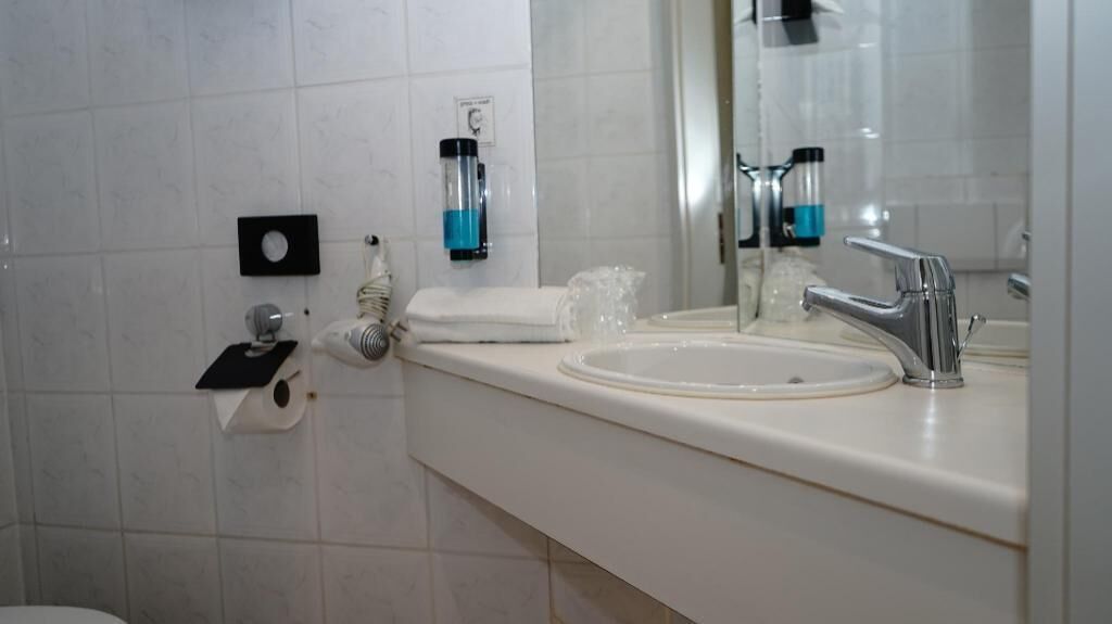 Kamar mandi | Handuk, sabun, sampo, dan tisu toilet