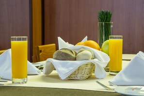 Sudah termasuk sarapan prasmanan setiap hari