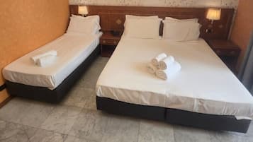 Quarto triplo standard, 1 quarto | Lençóis italianos Frette, roupas de cama premium, edredons de pluma