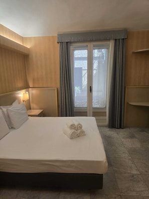 Comfort-huone | Italialaiset Frette-lakanat, ylelliset vuodevaatteet, untuvapeitot