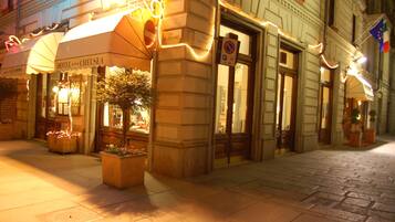 Hotel Chelsea features a classic exterior with stonework and large windows.