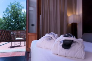 Quarto casal luxo | Frigobar, cofres nos quartos, escrivaninha, cortinas blackout