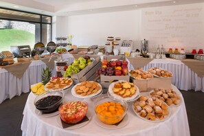 Frokostbuffé hver dag (mot et tillegg)