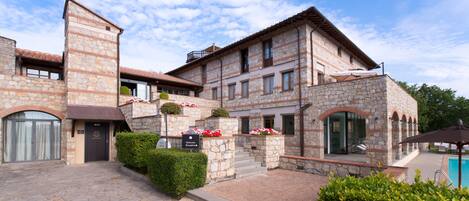 واجهة المنشأة - في المساء/الليل