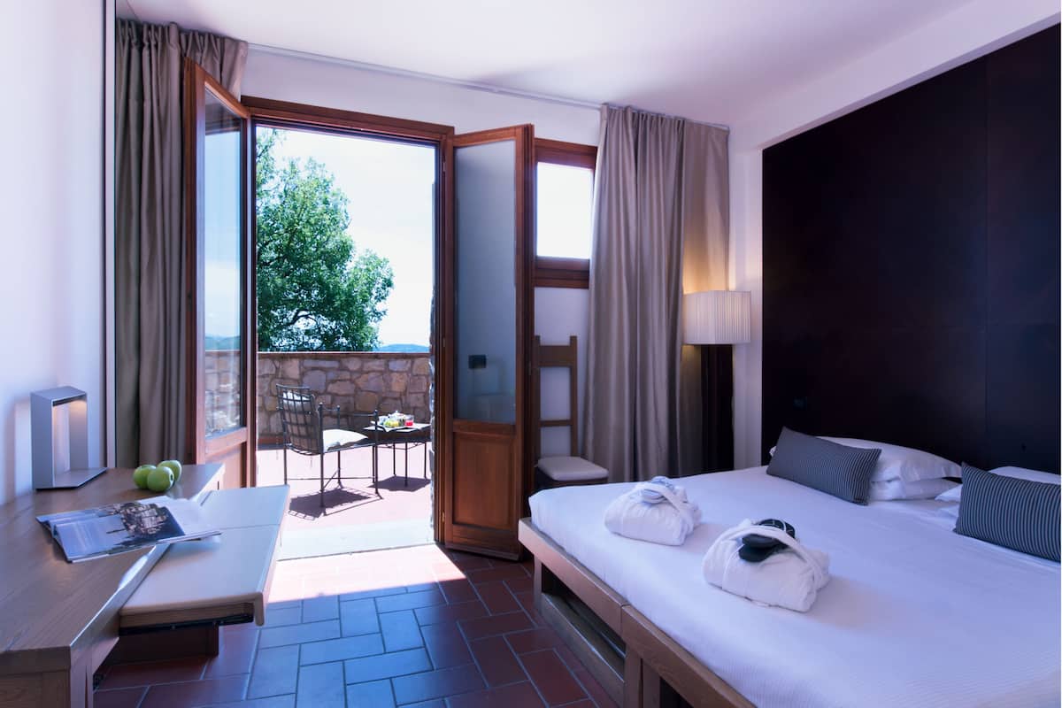 deluxe double room | minibar, in-room safe, desk, blackout curtains