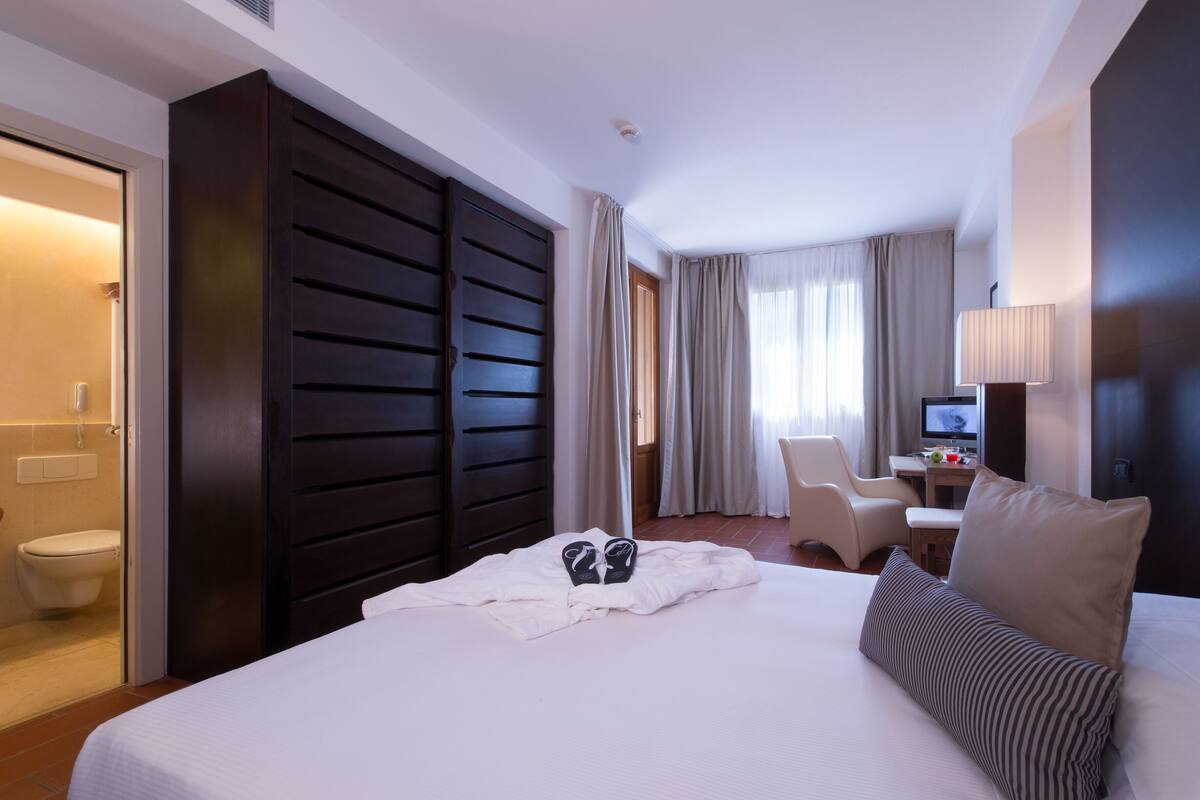 classic single room | minibar, in-room safe, desk, blackout curtains