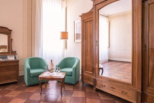 Habitación doble superior | Minibar, caja fuerte, escritorio y tabla de planchar con plancha