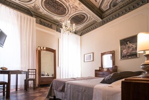 Minibar, caja de seguridad en la habitación y escritorio 