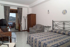 Minibar, in-room safe, desk, soundproofing - Hotel A' Pinnata (Lipari)