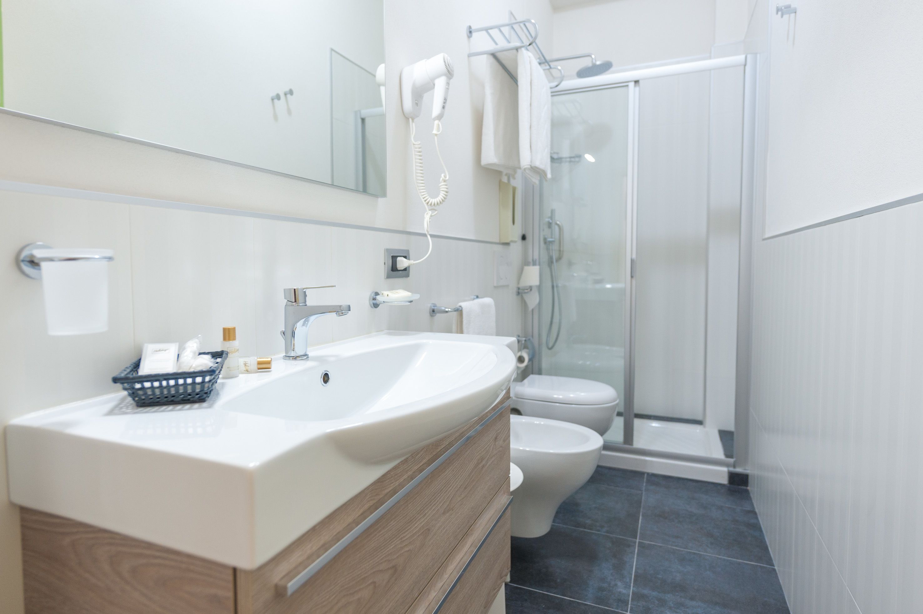 shower, rainfall showerhead, free toiletries, hair dryer