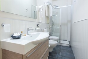 Bruser, brusehoved med spredningseffekt, gratis toiletartikler