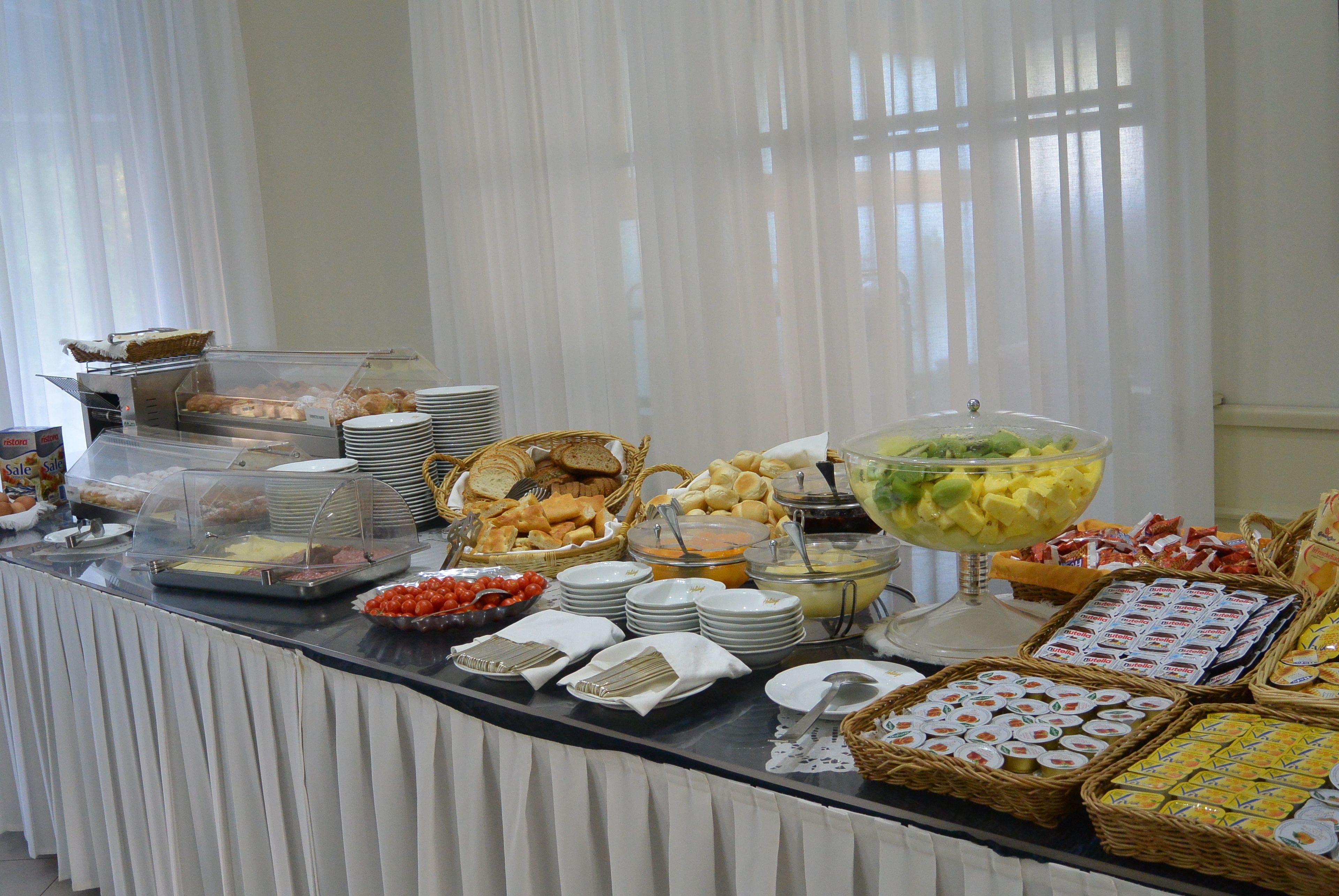 daily buffet breakfast for a fee