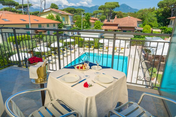 Serveert ontbijt, lunch, diner, Italiaanse gerechten 