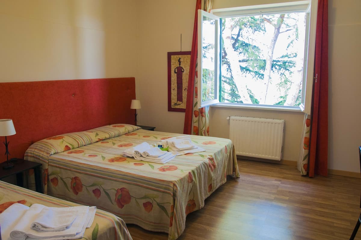 Triple Room | Desk, WiFi (free)