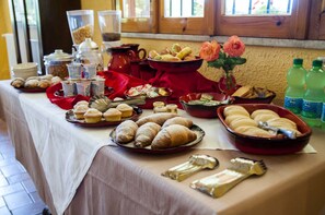 Free daily buffet breakfast - Villa Maria Luigia (Frascati)