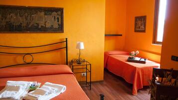 Quadruple Room | Desk, free WiFi