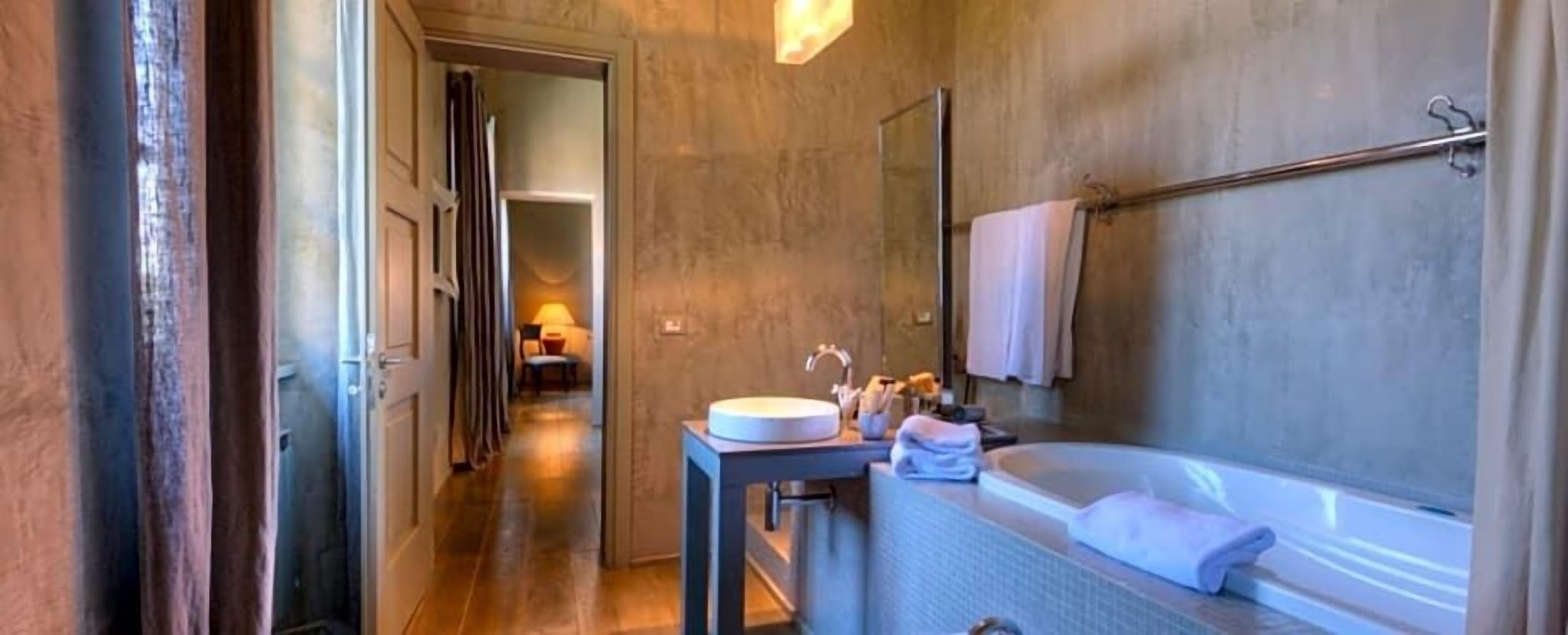 villa (suite) | bathroom | free toiletries, hair dryer, bidet, towels