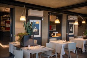 Petit déjeuner continental (15 EUR par personne)