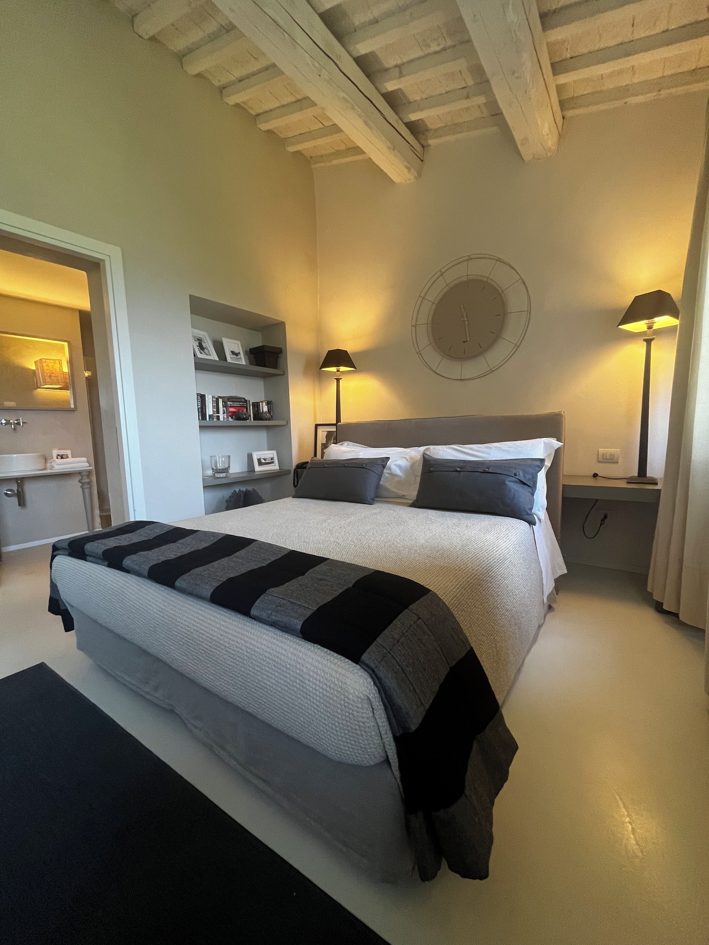 Villa Sassolini Dependance | Donzen dekbedden, een minibar, een kluis op de kamer, geluiddichte muren