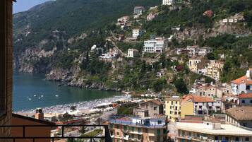 Un pueblo costero con edificios en una colina con vistas al mar.