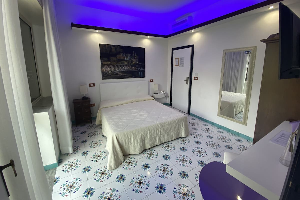 Panoramic Room, 1 Bedroom, Partial Sea View (primo piano) | In-room safe, blackout drapes, free WiFi