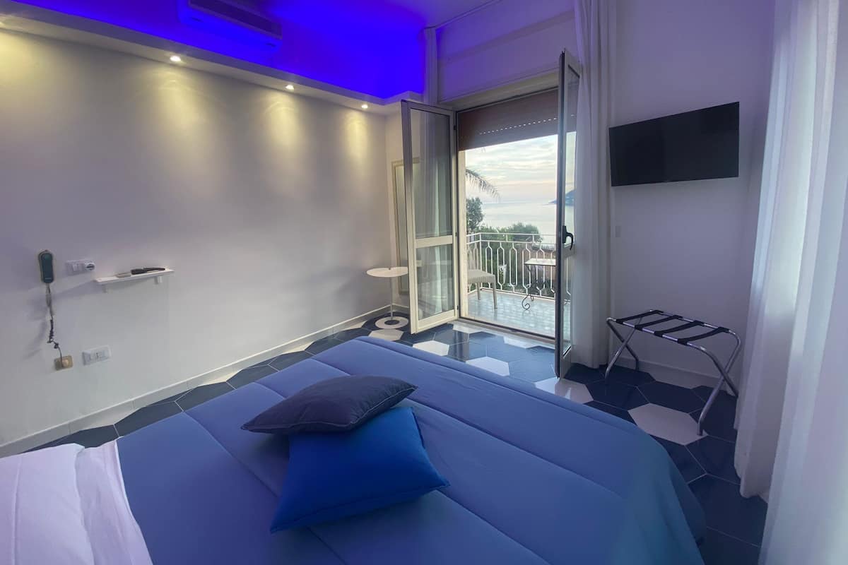 Camera Matrimoniale, vista mare | In-room safe, blackout drapes, free WiFi
