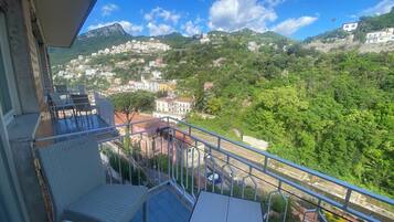 Camera panoramica, 1 camera da letto, vista mare parziale (primo piano) | Terrazza/patio