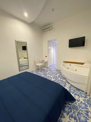 Family Studio Suite | In-room safe, blackout drapes, free WiFi