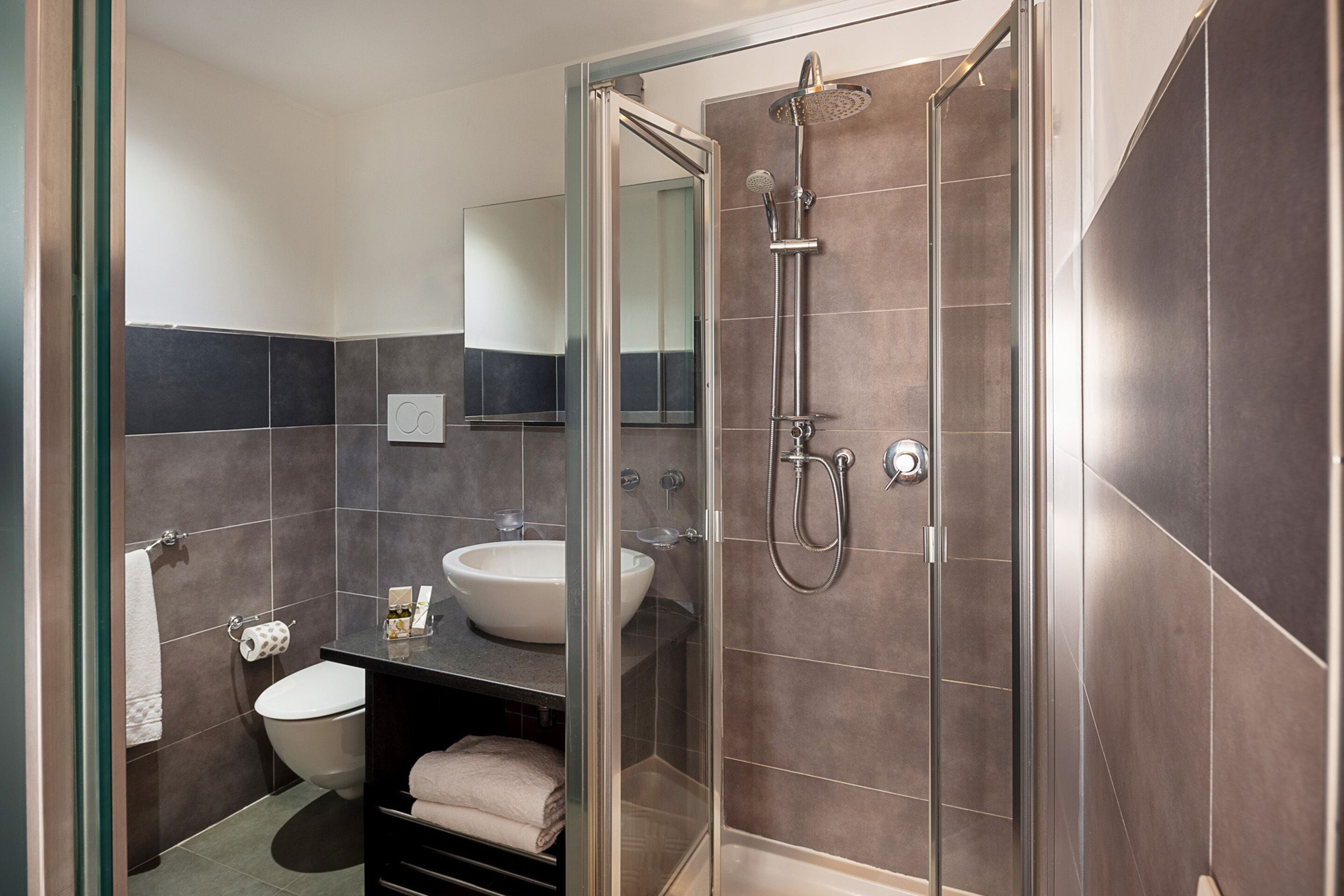 classic double room | bathroom | free toiletries, hair dryer, bidet, towels