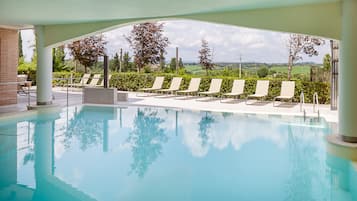 Piscina coperta, piscina stagionale all'aperto, ombrelloni da piscina