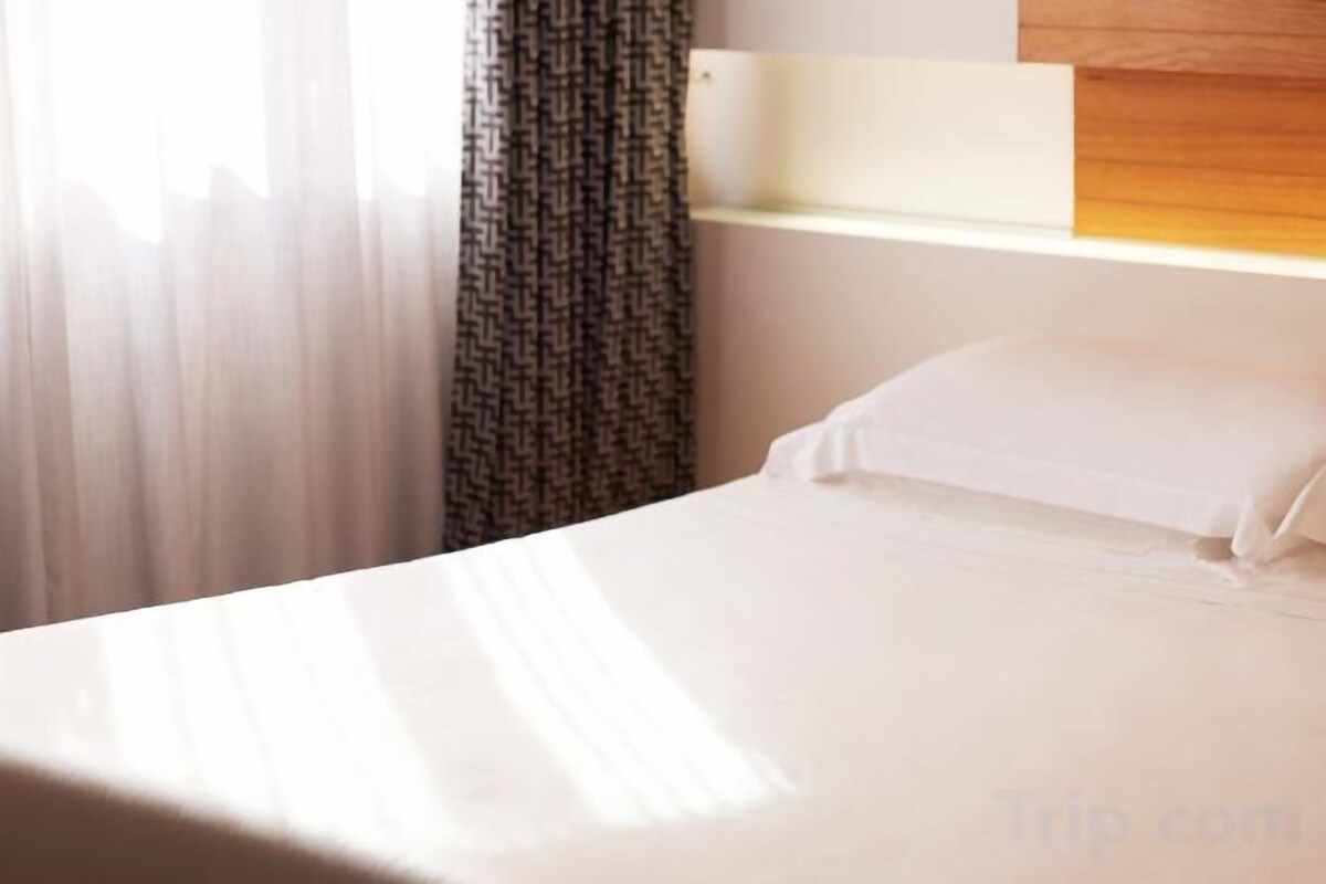Down comforters, minibar, in-room safe, desk