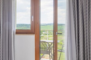 Un balcón con vista a un paisaje verde.