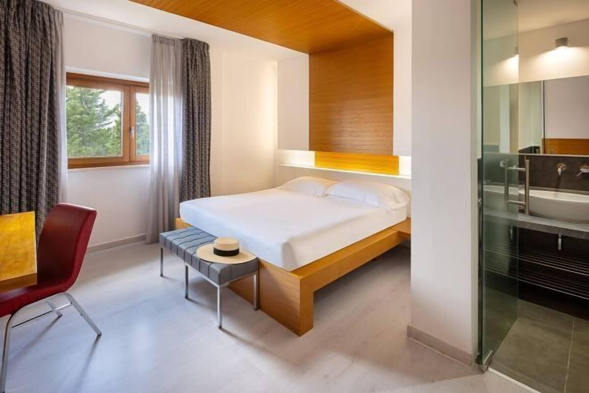 1 bedroom, down comforters, minibar, in-room safe