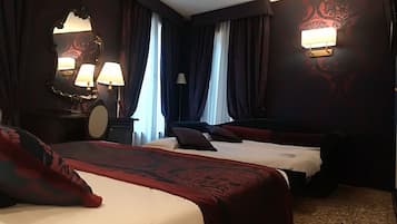 Standard-Dreibettzimmer, eigenes Bad | Zimmersafe, Schreibtisch, Verdunkelungsvorhänge, Babybetten