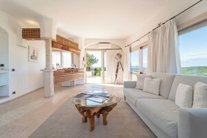 Suite, Hot Tub | Premium bedding, down comforters, pillowtop beds, minibar