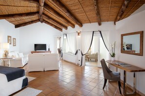 Superior King Suite | Minibar, safe på rommet, skrivebord og sengetøy